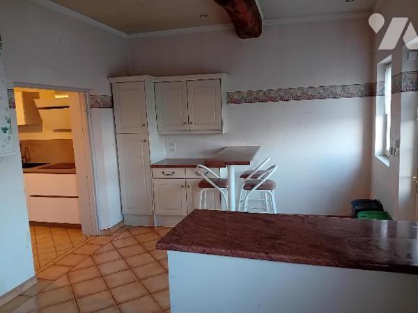 Maison mitoyenne, rdc: séjour/cheminée, cuis, salon, wc.1er: 2 chbs, sde. 2è: 1 ch. Bâtiments, cave.