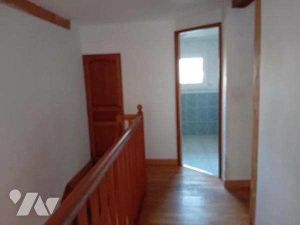 Maison mitoyenne, rdc: séjour/cheminée, cuis, salon, wc.1er: 2 chbs, sde. 2è: 1 ch. Bâtiments, cave.