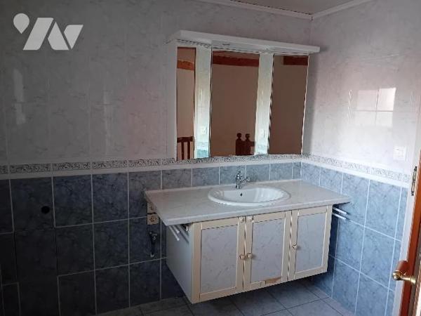 Maison mitoyenne, rdc: séjour/cheminée, cuis, salon, wc.1er: 2 chbs, sde. 2è: 1 ch. Bâtiments, cave.