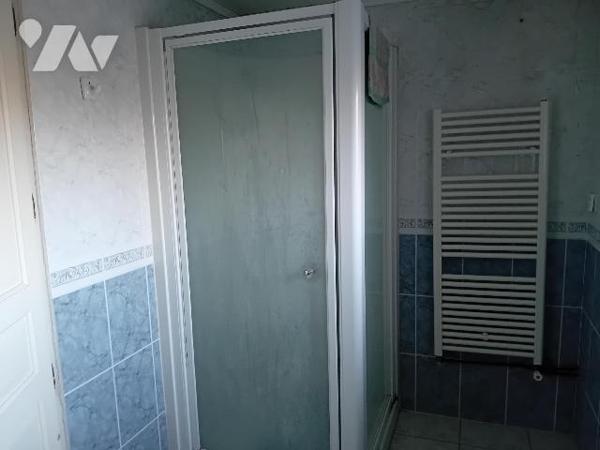 Maison mitoyenne, rdc: séjour/cheminée, cuis, salon, wc.1er: 2 chbs, sde. 2è: 1 ch. Bâtiments, cave.