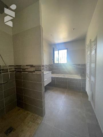 Découvrez cette superbe villa neuve d’environ 140 m² habitable, implantée sur un terrain de 600 m².