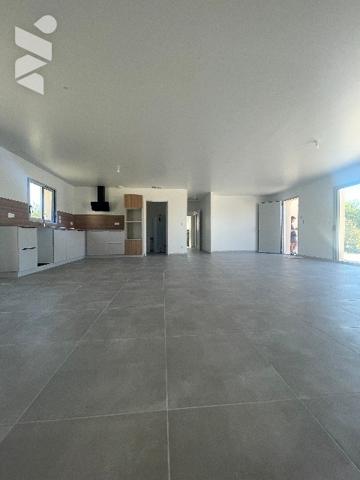 Découvrez cette superbe villa neuve d’environ 140 m² habitable, implantée sur un terrain de 600 m².