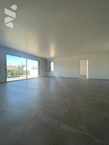 Découvrez cette superbe villa neuve d’environ 140 m² habitable, implantée sur un terrain de 600 m².