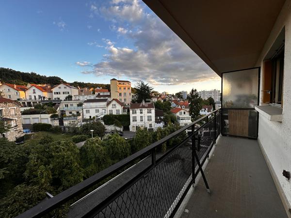 Chaville - Dernier étage pour ce 4 pièces traversant avec balcon €279 000 ** - Référence 624-C