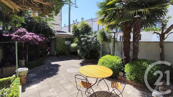 Maison à vendre  5 pièces - 120 m 2   SAINTES  - 17