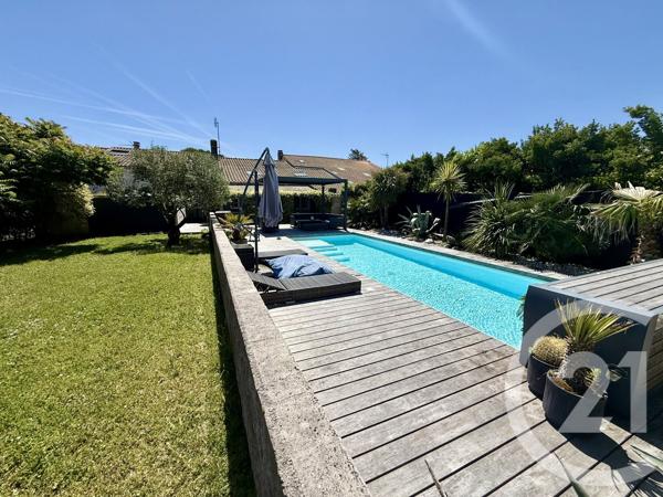 Maison à vendre  8 pièces - 215 m 2   MEDIS  - 17