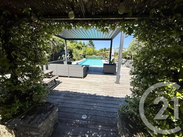 Maison à vendre  8 pièces - 215 m 2   MEDIS  - 17