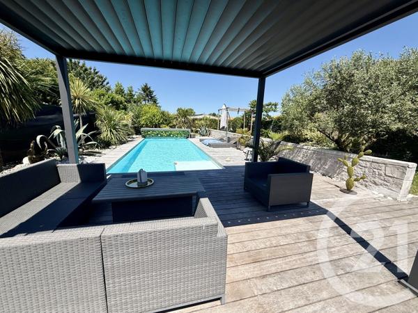 Maison à vendre  8 pièces - 215 m 2   MEDIS  - 17
