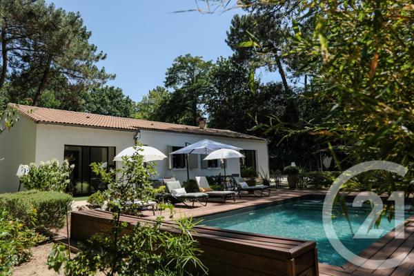 Maison à vendre  8 pièces - 215 m 2   MEDIS  - 17