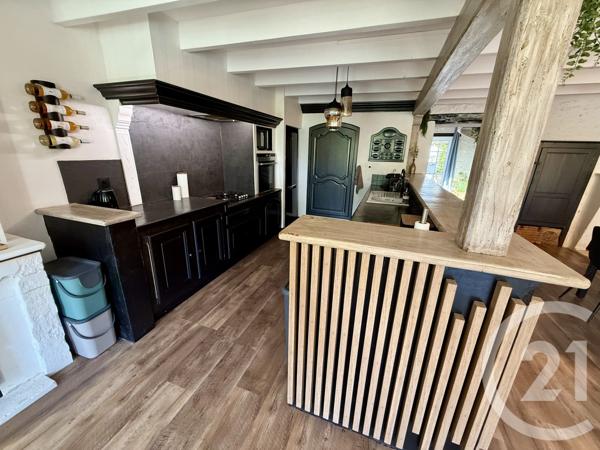 Maison à vendre  8 pièces - 215 m 2   MEDIS  - 17