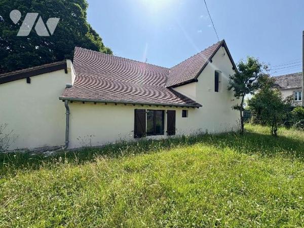 À deux pas du centre-ville de Salbris (41), de la place du marché et de la gare cette maison an...