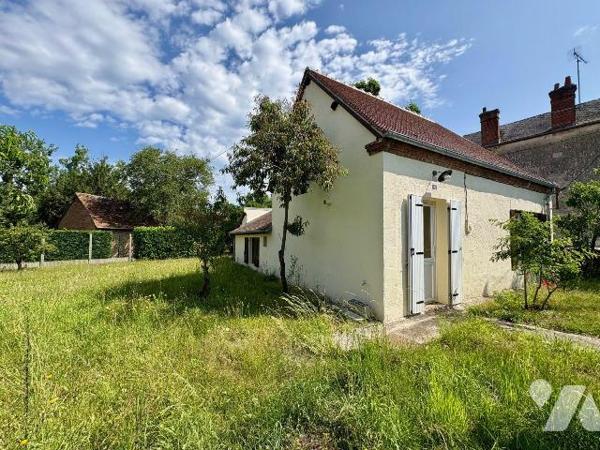 À deux pas du centre-ville de Salbris (41), de la place du marché et de la gare cette maison an...