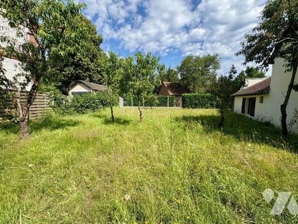 À deux pas du centre-ville de Salbris (41), de la place du marché et de la gare cette maison an...