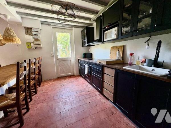 À deux pas du centre-ville de Salbris (41), de la place du marché et de la gare cette maison an...