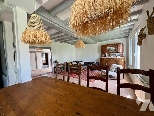 À deux pas du centre-ville de Salbris (41), de la place du marché et de la gare cette maison an...