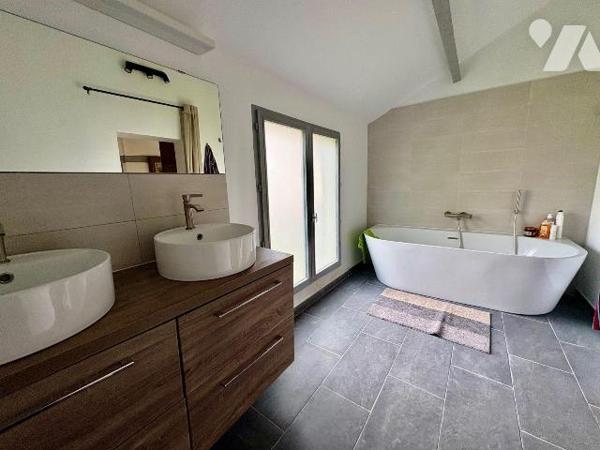 À deux pas du centre-ville de Salbris (41), de la place du marché et de la gare cette maison an...