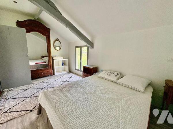 À deux pas du centre-ville de Salbris (41), de la place du marché et de la gare cette maison an...