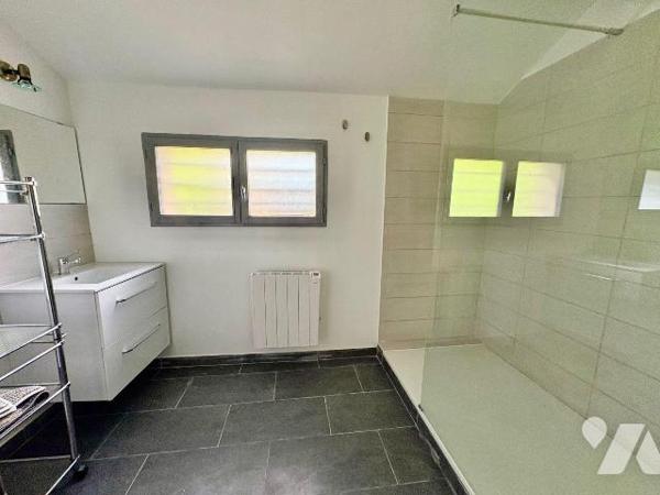 À deux pas du centre-ville de Salbris (41), de la place du marché et de la gare cette maison an...