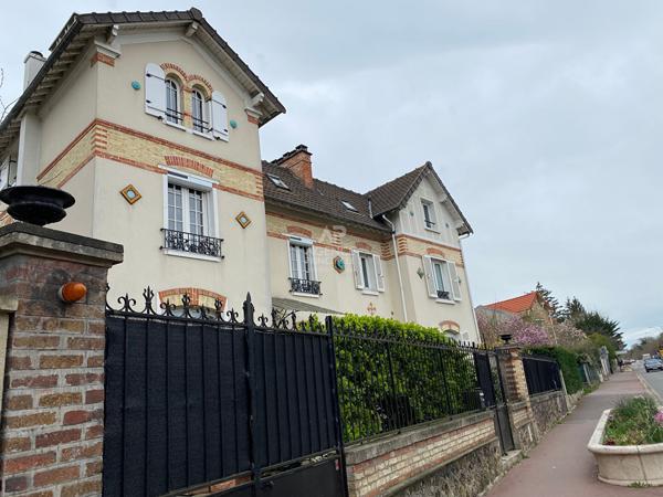 Maison Maisons Laffitte 108 m2 - Proche Centre-Ville - 5 chambres Loyer 3 312 €/mois **  - Référence  4711