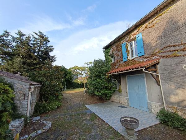 Maison de charme à rénover avec grand terrain- Fort potentiel !