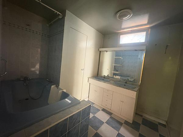 Maison de charme à rénover avec grand terrain- Fort potentiel !