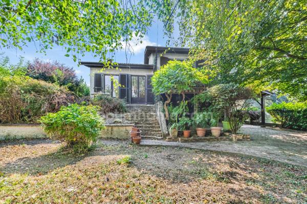 69800 - SAINT-PRIEST – MAISON FAMILIALE AVEC JARDIN ARBORÉ – TERRASSES - SECTEUR RÉSIDENTIEL RECHERCHÉ