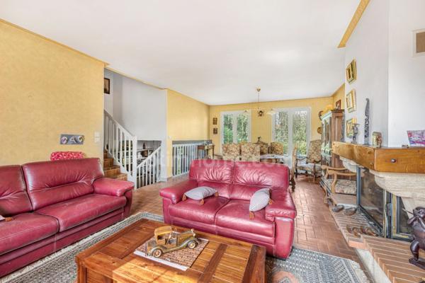 69800 - SAINT-PRIEST – MAISON FAMILIALE AVEC JARDIN ARBORÉ – TERRASSES - SECTEUR RÉSIDENTIEL RECHERCHÉ