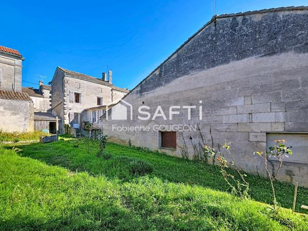 Maison en pierre de 113 m²  a restaurer avec dépendances et jardin