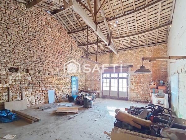 Maison en pierre de 113 m²  a restaurer avec dépendances et jardin