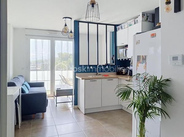 Exclusif ! 
📍 Emplacement Idéal : Situé au 2ème étage avec ascenseur dans une résidence de standing de 4 étages construite en 2022.
Cet appartement vous séduira par sa situation privilégiée, sa vue sur les montagnes, et sa proximité immédiate des commerces et des commodités (Lidl, boulangerie, tabac...). Parc Fiancey
A deux minutes à pied de la ligne du Tram E reliant Le Fontanil et le Centre ville de Grenoble.
Axes autoroutiers également à moins de 2 minutes.

💒 Un intérieur chaleureux et fonctionnel : 
Un large hall avec grand placard vous invite à entrer dans une superbe pièce de vie lumineuse, idéale pour créer deux espaces distincts :
un coin salle à manger convivial et un salon cocooning de 20m² pour vos soirées détente.
La grande cuisine ouverte, spacieuse et pratique, vous permettra de cuisiner tout en profitant de vos convives.
La chambre de 11,5m² dispose d'un accès direct à la salle d'eau équipée d'une grande douche à l'italienne, d'un meuble vasque et d'une machine à laver.
Les wc séparés disposent d'un lave-mains pour plus de confort.

🌈 Une agréable terrasse, accessible à la fois depuis le séjour et la chambre, idéale pour prendre vos repas à l'extérieur tout en profitant de la jolie vue dégagée sur les montagnes.

⭐ Les huisseries sont en double vitrage
⭐ Volets roulants électriques, pilotables à distance
Chauffage individuel au gaz assure confort et maîtrise des charges

🚗 Un vrai plus ! L'appartement bénéficie d'une place de parking privative, appréciable au quotidien !
Un local à vélos est également à disposition dans l'immeuble

🍀 Actuellement loué 800€/mois, Bail meublé d'un an (renouvellement octobre)

🏠 Charges de copropriété faibles à 59€/mois
Taxe foncière de 1034€ dont 146€ récupéré (TEOM)

Ne tardez pas à me contacter au 06.30.84.43.24 pour toute information ou demande de visite !
