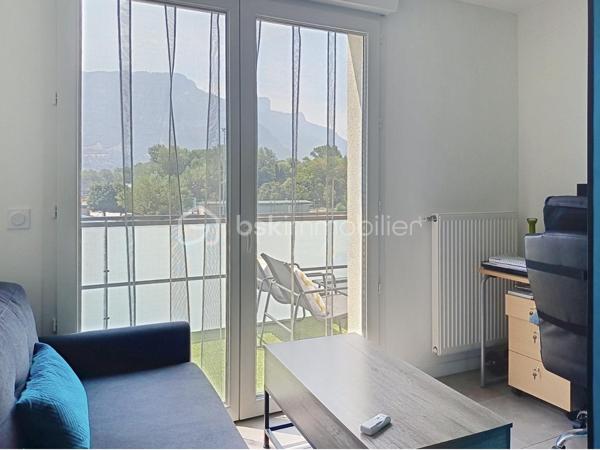 Exclusif ! 
📍 Emplacement Idéal : Situé au 2ème étage avec ascenseur dans une résidence de standing de 4 étages construite en 2022.
Cet appartement vous séduira par sa situation privilégiée, sa vue sur les montagnes, et sa proximité immédiate des commerces et des commodités (Lidl, boulangerie, tabac...). Parc Fiancey
A deux minutes à pied de la ligne du Tram E reliant Le Fontanil et le Centre ville de Grenoble.
Axes autoroutiers également à moins de 2 minutes.

💒 Un intérieur chaleureux et fonctionnel : 
Un large hall avec grand placard vous invite à entrer dans une superbe pièce de vie lumineuse, idéale pour créer deux espaces distincts :
un coin salle à manger convivial et un salon cocooning de 20m² pour vos soirées détente.
La grande cuisine ouverte, spacieuse et pratique, vous permettra de cuisiner tout en profitant de vos convives.
La chambre de 11,5m² dispose d'un accès direct à la salle d'eau équipée d'une grande douche à l'italienne, d'un meuble vasque et d'une machine à laver.
Les wc séparés disposent d'un lave-mains pour plus de confort.

🌈 Une agréable terrasse, accessible à la fois depuis le séjour et la chambre, idéale pour prendre vos repas à l'extérieur tout en profitant de la jolie vue dégagée sur les montagnes.

⭐ Les huisseries sont en double vitrage
⭐ Volets roulants électriques, pilotables à distance
Chauffage individuel au gaz assure confort et maîtrise des charges

🚗 Un vrai plus ! L'appartement bénéficie d'une place de parking privative, appréciable au quotidien !
Un local à vélos est également à disposition dans l'immeuble

🍀 Actuellement loué 800€/mois, Bail meublé d'un an (renouvellement octobre)

🏠 Charges de copropriété faibles à 59€/mois
Taxe foncière de 1034€ dont 146€ récupéré (TEOM)

Ne tardez pas à me contacter au 06.30.84.43.24 pour toute information ou demande de visite !