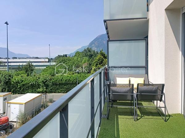 Exclusif ! 
📍 Emplacement Idéal : Situé au 2ème étage avec ascenseur dans une résidence de standing de 4 étages construite en 2022.
Cet appartement vous séduira par sa situation privilégiée, sa vue sur les montagnes, et sa proximité immédiate des commerces et des commodités (Lidl, boulangerie, tabac...). Parc Fiancey
A deux minutes à pied de la ligne du Tram E reliant Le Fontanil et le Centre ville de Grenoble.
Axes autoroutiers également à moins de 2 minutes.

💒 Un intérieur chaleureux et fonctionnel : 
Un large hall avec grand placard vous invite à entrer dans une superbe pièce de vie lumineuse, idéale pour créer deux espaces distincts :
un coin salle à manger convivial et un salon cocooning de 20m² pour vos soirées détente.
La grande cuisine ouverte, spacieuse et pratique, vous permettra de cuisiner tout en profitant de vos convives.
La chambre de 11,5m² dispose d'un accès direct à la salle d'eau équipée d'une grande douche à l'italienne, d'un meuble vasque et d'une machine à laver.
Les wc séparés disposent d'un lave-mains pour plus de confort.

🌈 Une agréable terrasse, accessible à la fois depuis le séjour et la chambre, idéale pour prendre vos repas à l'extérieur tout en profitant de la jolie vue dégagée sur les montagnes.

⭐ Les huisseries sont en double vitrage
⭐ Volets roulants électriques, pilotables à distance
Chauffage individuel au gaz assure confort et maîtrise des charges

🚗 Un vrai plus ! L'appartement bénéficie d'une place de parking privative, appréciable au quotidien !
Un local à vélos est également à disposition dans l'immeuble

🍀 Actuellement loué 800€/mois, Bail meublé d'un an (renouvellement octobre)

🏠 Charges de copropriété faibles à 59€/mois
Taxe foncière de 1034€ dont 146€ récupéré (TEOM)

Ne tardez pas à me contacter au 06.30.84.43.24 pour toute information ou demande de visite !