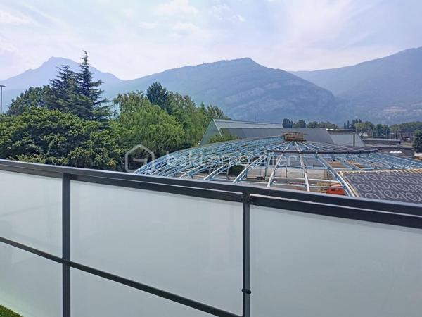 Exclusif ! 
📍 Emplacement Idéal : Situé au 2ème étage avec ascenseur dans une résidence de standing de 4 étages construite en 2022.
Cet appartement vous séduira par sa situation privilégiée, sa vue sur les montagnes, et sa proximité immédiate des commerces et des commodités (Lidl, boulangerie, tabac...). Parc Fiancey
A deux minutes à pied de la ligne du Tram E reliant Le Fontanil et le Centre ville de Grenoble.
Axes autoroutiers également à moins de 2 minutes.

💒 Un intérieur chaleureux et fonctionnel : 
Un large hall avec grand placard vous invite à entrer dans une superbe pièce de vie lumineuse, idéale pour créer deux espaces distincts :
un coin salle à manger convivial et un salon cocooning de 20m² pour vos soirées détente.
La grande cuisine ouverte, spacieuse et pratique, vous permettra de cuisiner tout en profitant de vos convives.
La chambre de 11,5m² dispose d'un accès direct à la salle d'eau équipée d'une grande douche à l'italienne, d'un meuble vasque et d'une machine à laver.
Les wc séparés disposent d'un lave-mains pour plus de confort.

🌈 Une agréable terrasse, accessible à la fois depuis le séjour et la chambre, idéale pour prendre vos repas à l'extérieur tout en profitant de la jolie vue dégagée sur les montagnes.

⭐ Les huisseries sont en double vitrage
⭐ Volets roulants électriques, pilotables à distance
Chauffage individuel au gaz assure confort et maîtrise des charges

🚗 Un vrai plus ! L'appartement bénéficie d'une place de parking privative, appréciable au quotidien !
Un local à vélos est également à disposition dans l'immeuble

🍀 Actuellement loué 800€/mois, Bail meublé d'un an (renouvellement octobre)

🏠 Charges de copropriété faibles à 59€/mois
Taxe foncière de 1034€ dont 146€ récupéré (TEOM)

Ne tardez pas à me contacter au 06.30.84.43.24 pour toute information ou demande de visite !
