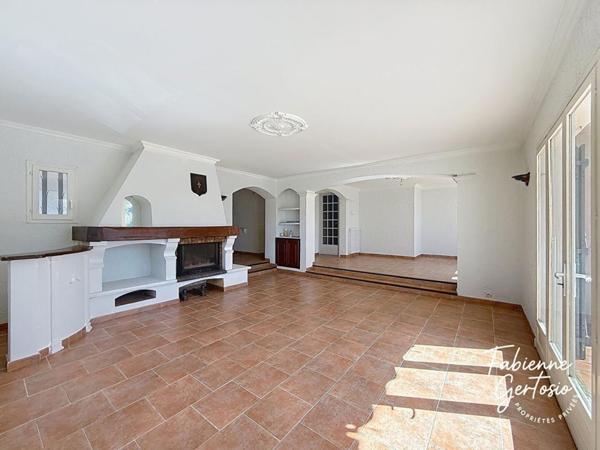 CEYRESTE ! Maison traditionnelle 6 pièces, terrain 1127m², piscine
