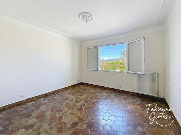 CEYRESTE ! Maison traditionnelle 6 pièces, terrain 1127m², piscine