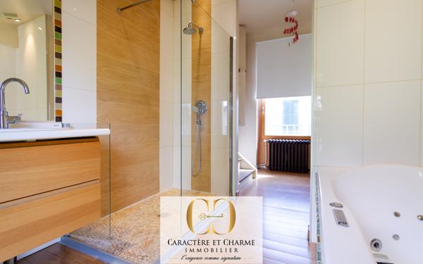 Le Vésinet (78110) Le Vésinet. Propriété typique restaurée avec extension. 265 m2 habitables - studio - salle de sport.