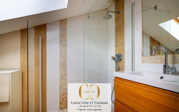 Le Vésinet (78110) Le Vésinet. Propriété typique restaurée avec extension. 265 m2 habitables - studio - salle de sport.