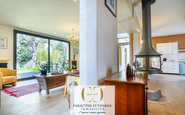 Le Vésinet (78110) Le Vésinet. Propriété typique restaurée avec extension. 265 m2 habitables - studio - salle de sport.