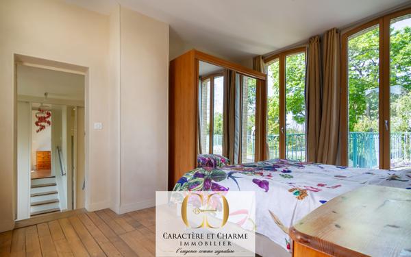 Le Vésinet (78110) Le Vésinet. Propriété typique restaurée avec extension. 265 m2 habitables - studio - salle de sport.