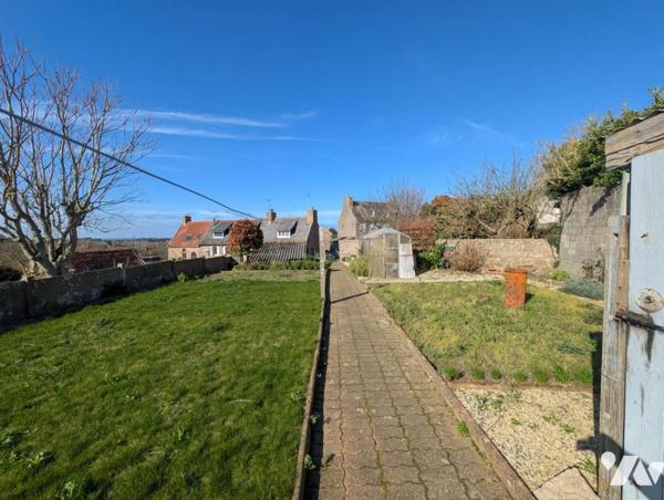 MAISON D’HABITATION EN PIERRE – TREGASTEL (VIEUX BOURG) – TERRAIN CONSTRUCTIBLE AVEC ANNEXE