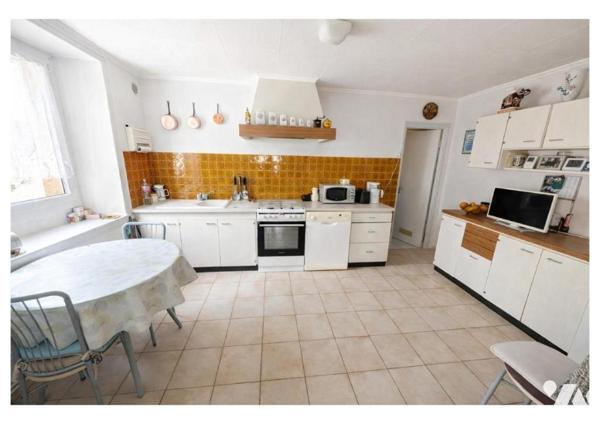 MAISON D’HABITATION EN PIERRE – TREGASTEL (VIEUX BOURG) – TERRAIN CONSTRUCTIBLE AVEC ANNEXE