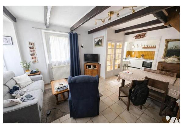 MAISON D’HABITATION EN PIERRE – TREGASTEL (VIEUX BOURG) – TERRAIN CONSTRUCTIBLE AVEC ANNEXE