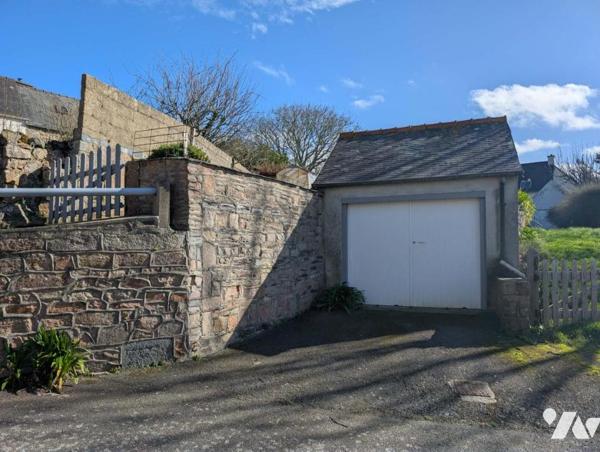 MAISON D’HABITATION EN PIERRE – TREGASTEL (VIEUX BOURG) – TERRAIN CONSTRUCTIBLE AVEC ANNEXE