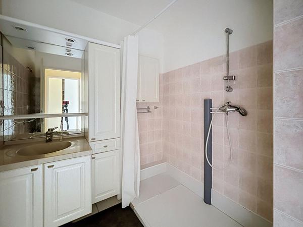 Appartement 3 pièces de 64 m² avec loggia fermée et vitrée /  climatisation / garage / cave