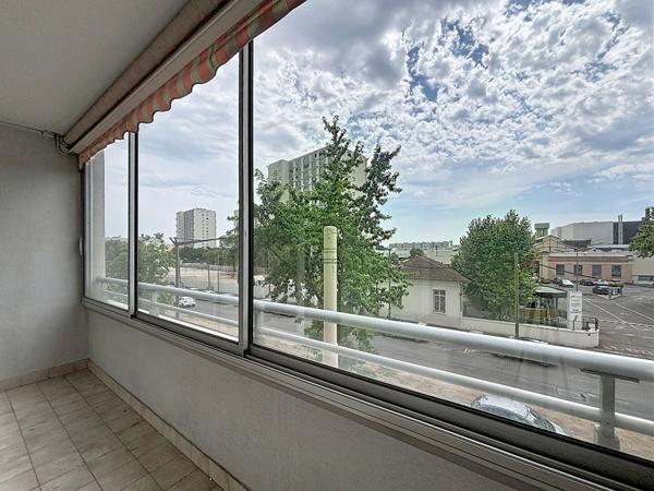 Appartement 3 pièces de 64 m² avec loggia fermée et vitrée /  climatisation / garage / cave