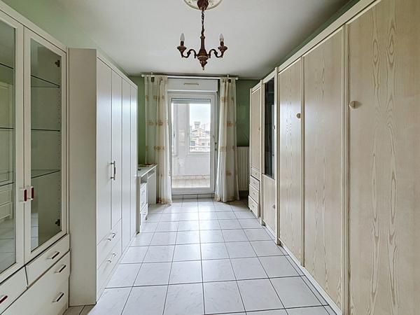 Appartement 3 pièces de 64 m² avec loggia fermée et vitrée /  climatisation / garage / cave