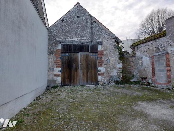 2 ENSEMBLES IMMOBILIERS + GRANGE + 2 GARAGES + 2 PLACES DE PARKING