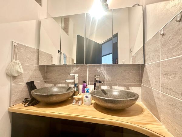 Appartement ou maison RDC 3 chambres, 3 terrasses - proche de des commerces et gare