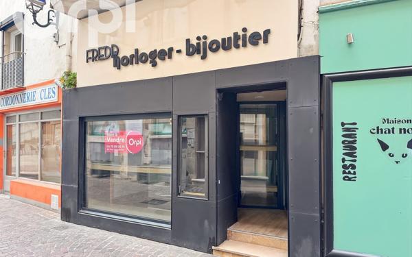 Immeuble à vendre    2 pièces •  Aubenas