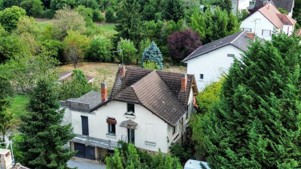 Néris-les-Bains : Charmante maison rénové entièrement depuis le DPE en G. 5 pièces avec gîte indépendant et grand terrain de 1541m²
